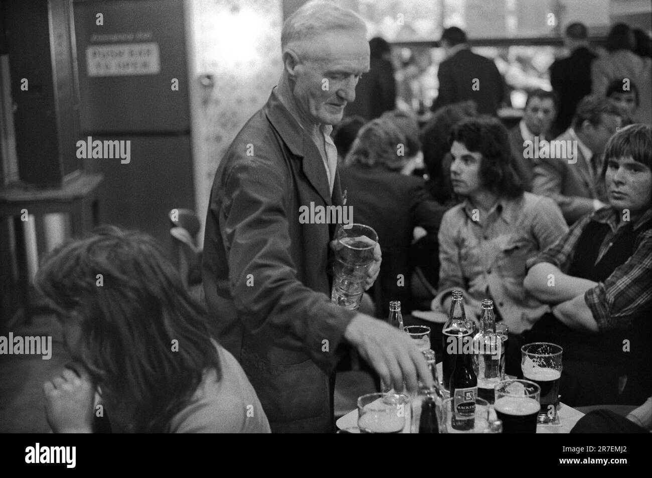 Le personnel du bar débarrasse les tables samedi soir au Byker and St Peters Working Men's Club, Newcastle upon Tyne, Tyne and Wear, dans le nord de l'Angleterre des années 1973 1970, au Royaume-Uni HOMER SYKES Banque D'Images
