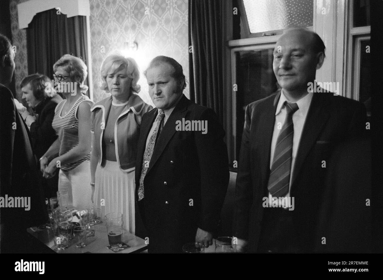Dieu sauve la Reine. Les membres du Club et leurs épouses se tiennent à l'attention à la fin de la soirée, tandis que l'hymne national, Dieu sauver la Reine est joué. Président George Bulmen (centre). Byker and St Peters Working Men's Club samedi soir. Byker, Newcastle upon Tyne, Tyne and Wear, nord de l'Angleterre vers 1973. 1970S ROYAUME-UNI HOMER SYKES Banque D'Images