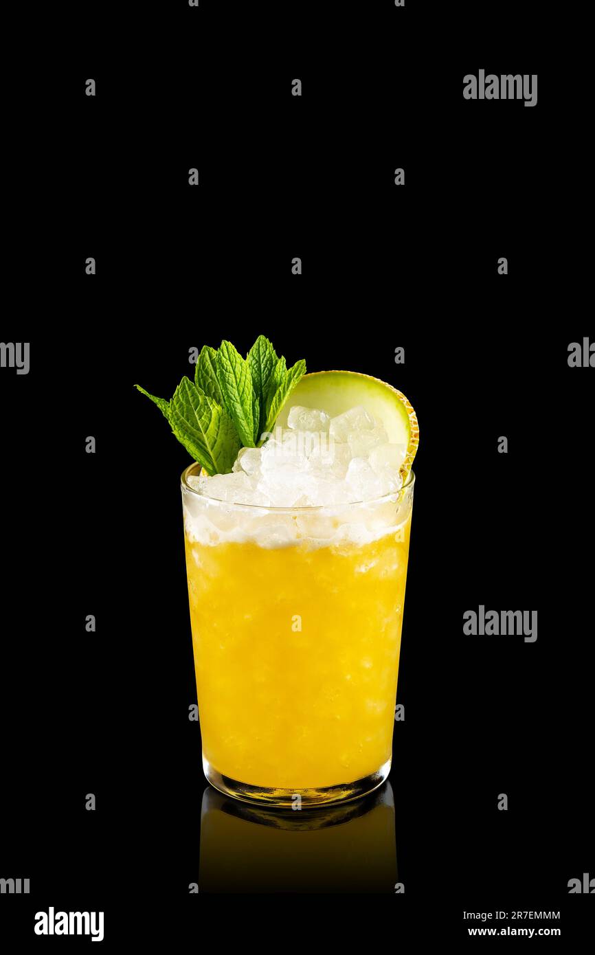 Verre de Mai Tai froid cocktail avec tranches de melon isolé sur fond noir. Cocktail alcoolisé fruité congelé. Banque D'Images
