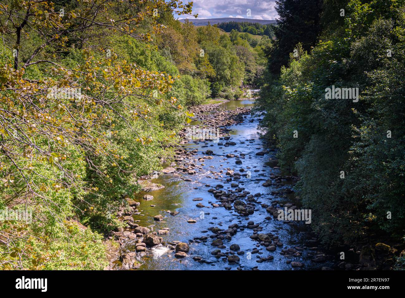 Une image de paysage HDR d'été chaude de la rivière Fechlin presque sèche, près de Whitebridge, Stretherrick, Écosse, prise du pont de Wades. 4th juin 2023 Banque D'Images