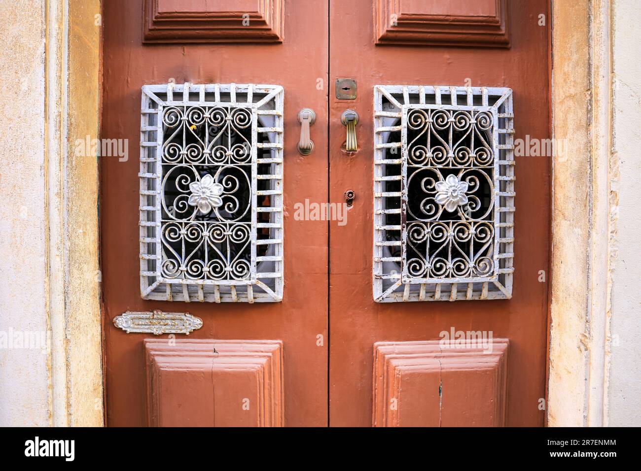 Ancienne porte en bois avec grill en fer forgé et porte dorée à Tavira, Portugal Banque D'Images