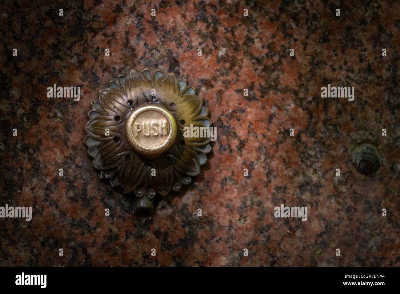 Un bouton-poussoir orné sur le devant d'une fontaine du XIXe siècle à Highgate Woods, Londres Banque D'Images