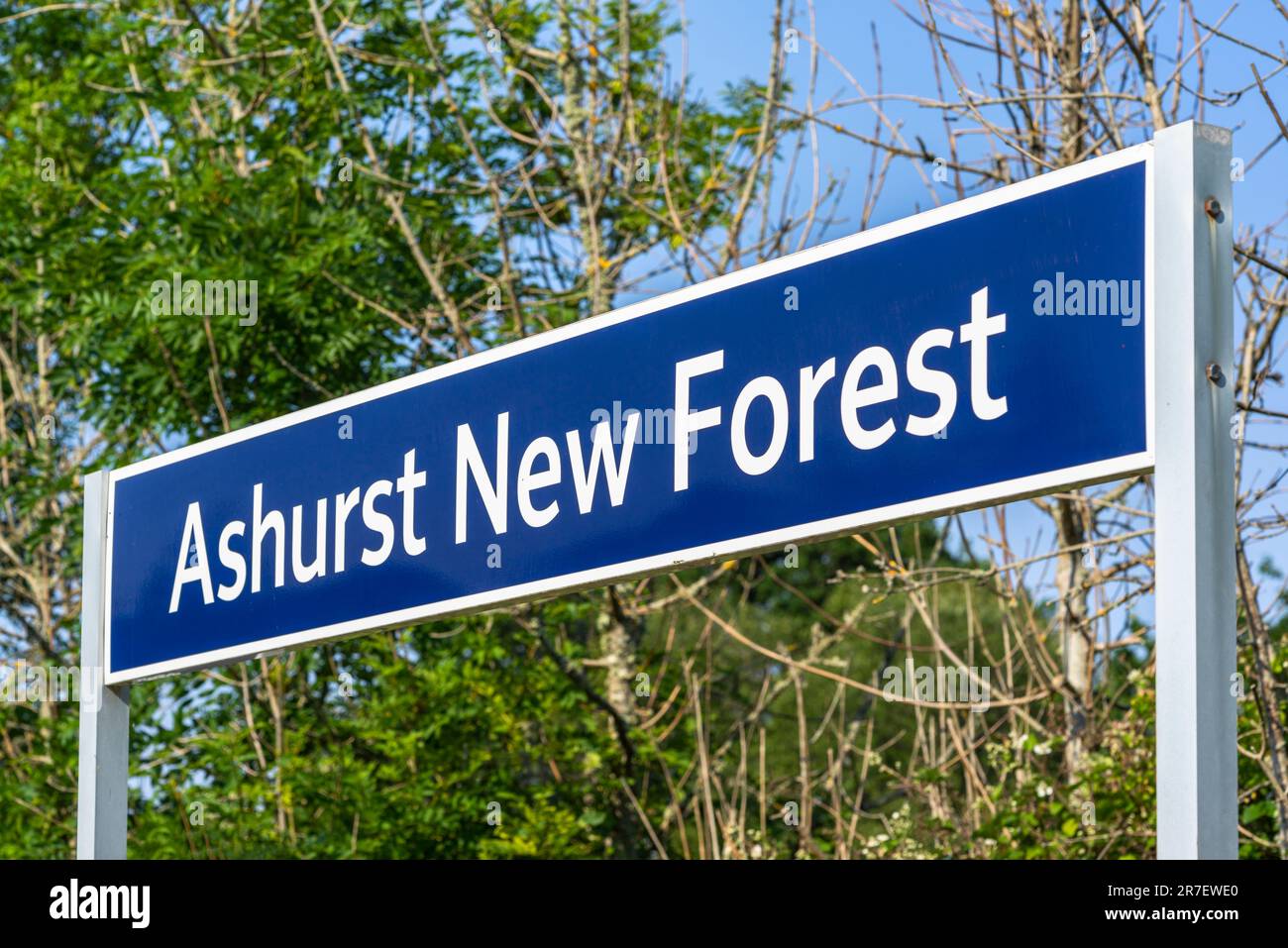 Blue Ashurst New Forest gare ou gare panneau / signalisation, Hampshire, Angleterre, Royaume-Uni Banque D'Images