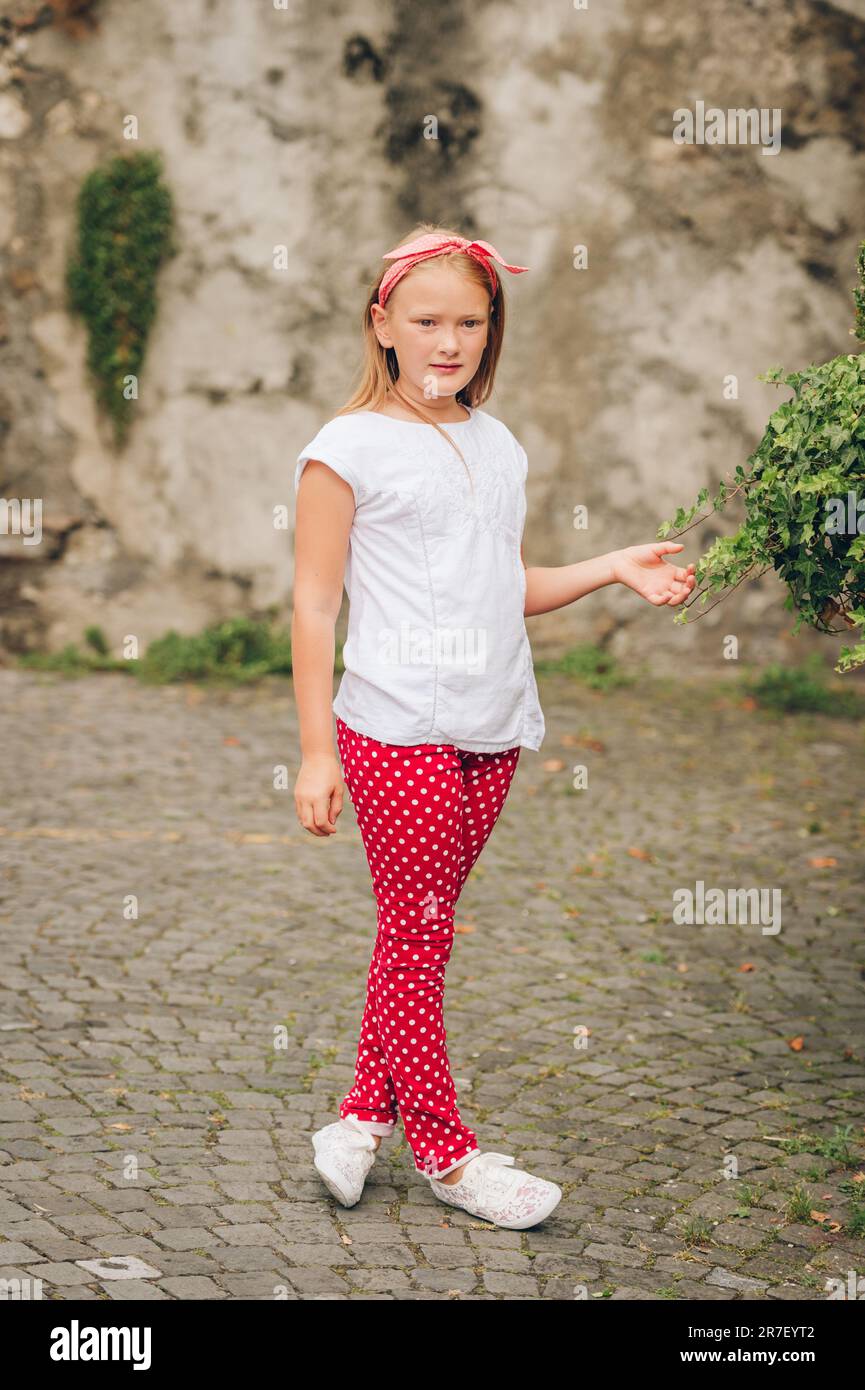 Portrait de mode ext rieur d une petite fille ute de 8 9 ans