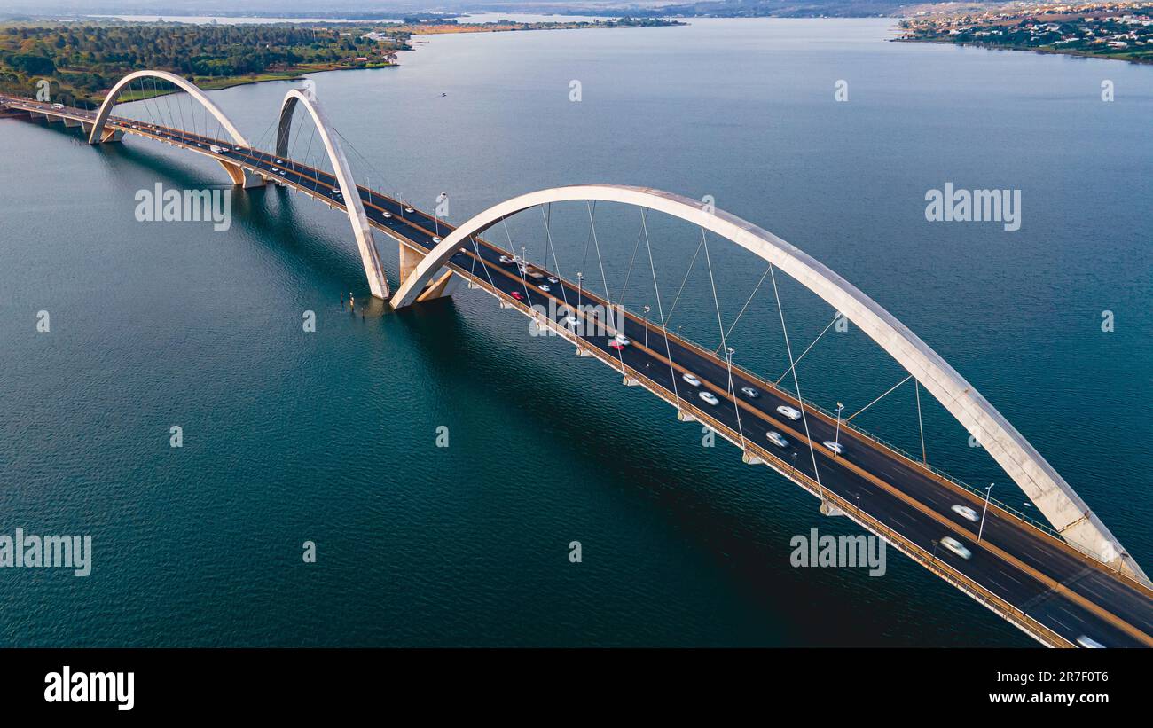 Pont Juscelino Kubitschek. Est un pont d'arche en acier et en béton traversant le lac Paranoá à Brasília, Brésil Banque D'Images