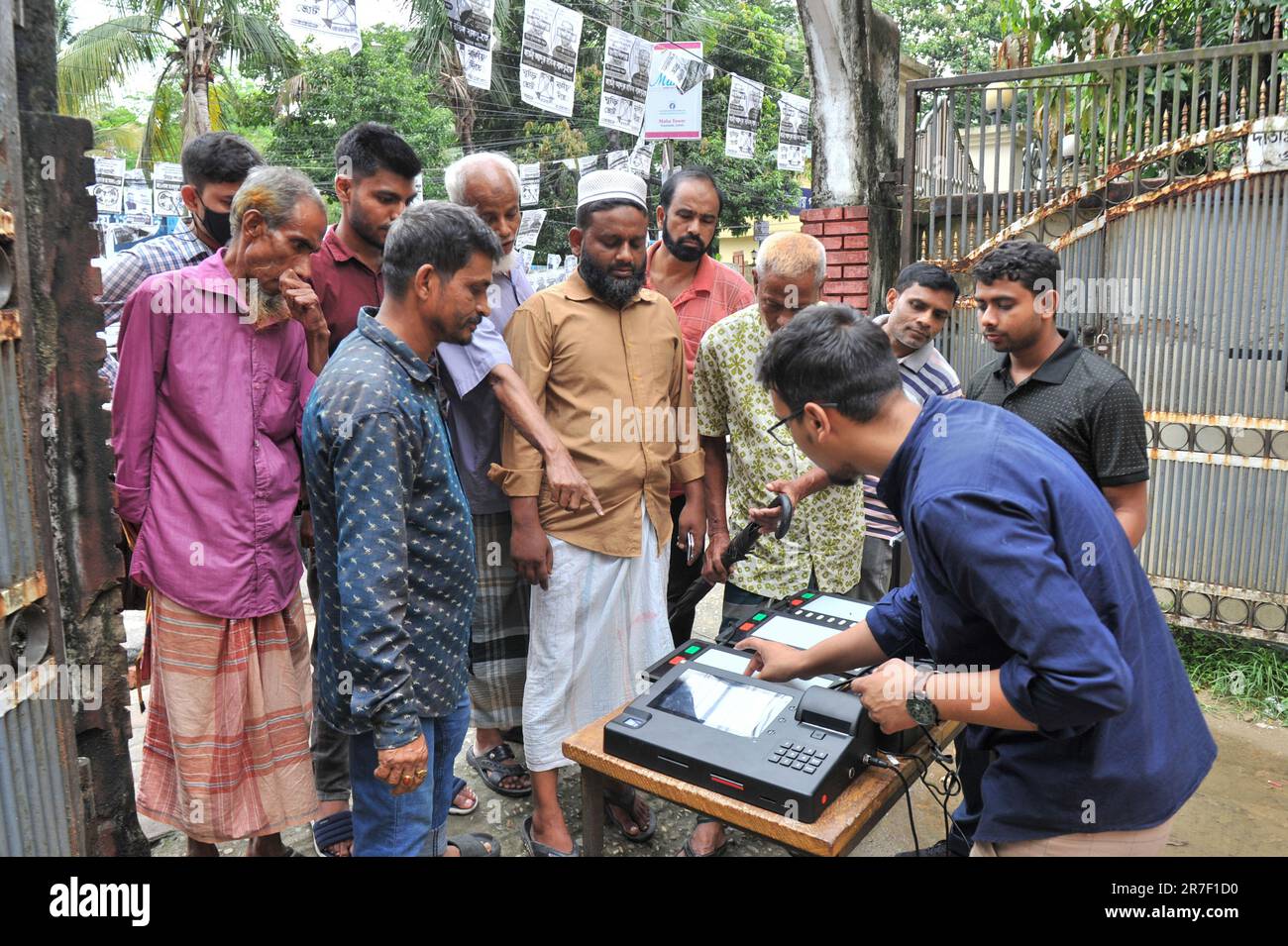 Les élections de Sylhet City Corporation ne sont que quelques semaines plus tard. Le bureau régional des élections de Sylhet fait campagne pour les élections de Sylhet City Corporation par le biais de la machine de vote électronique (EVM) afin que les électeurs puissent voter sans hésitation. Des électeurs enthousiastes se sont réunis dans les locaux de l'école primaire du gouvernement de Madhushahid pour l'exposition EVM. Sylhet, Bangladesh. Banque D'Images