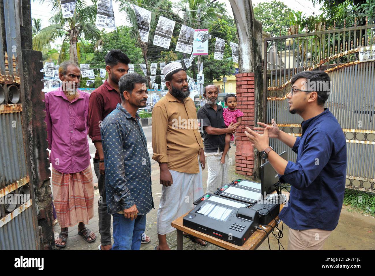 Les élections de Sylhet City Corporation ne sont que quelques semaines plus tard. Le bureau régional des élections de Sylhet fait campagne pour les élections de Sylhet City Corporation par le biais de la machine de vote électronique (EVM) afin que les électeurs puissent voter sans hésitation. Des électeurs enthousiastes se sont réunis dans les locaux de l'école primaire du gouvernement de Madhushahid pour l'exposition EVM. Sylhet, Bangladesh. Banque D'Images