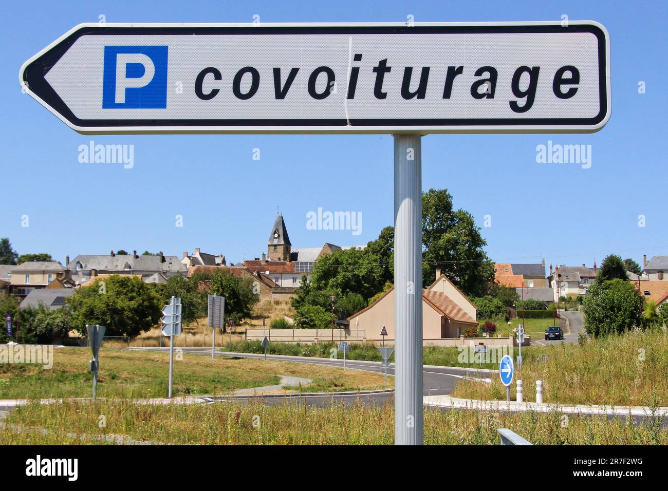 Panneau indiquant une zone de covoiturage à Coulans-sur-Gee (nord-ouest de la France) Banque D'Images