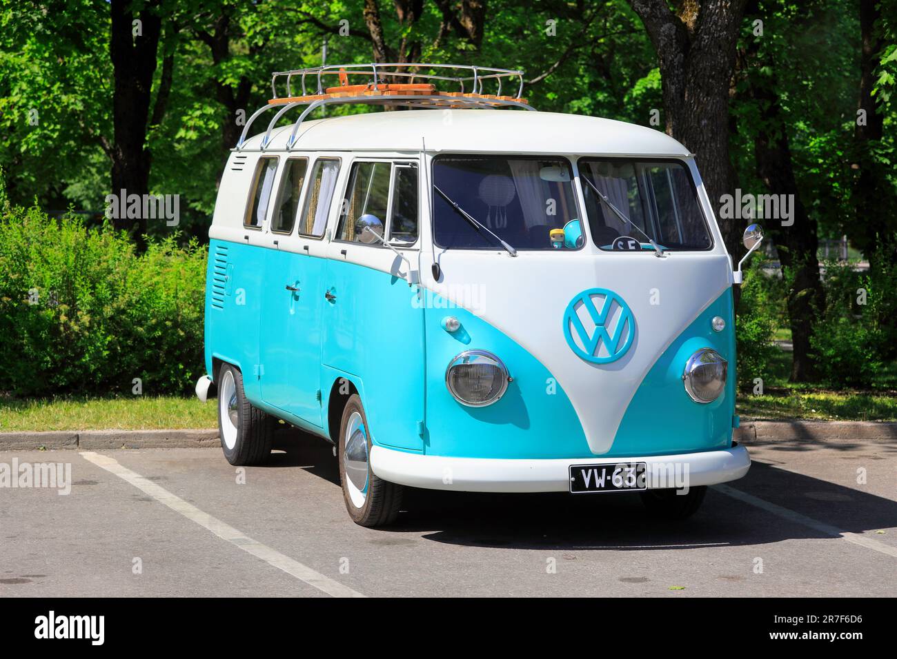 Volkswagen Type 2 (T1) transporteur année 1963, 1st génération avec pare-brise divisé, également appelé microbus ou Kombi, garés. Salo, Finlande. 11 juin, 23. Banque D'Images