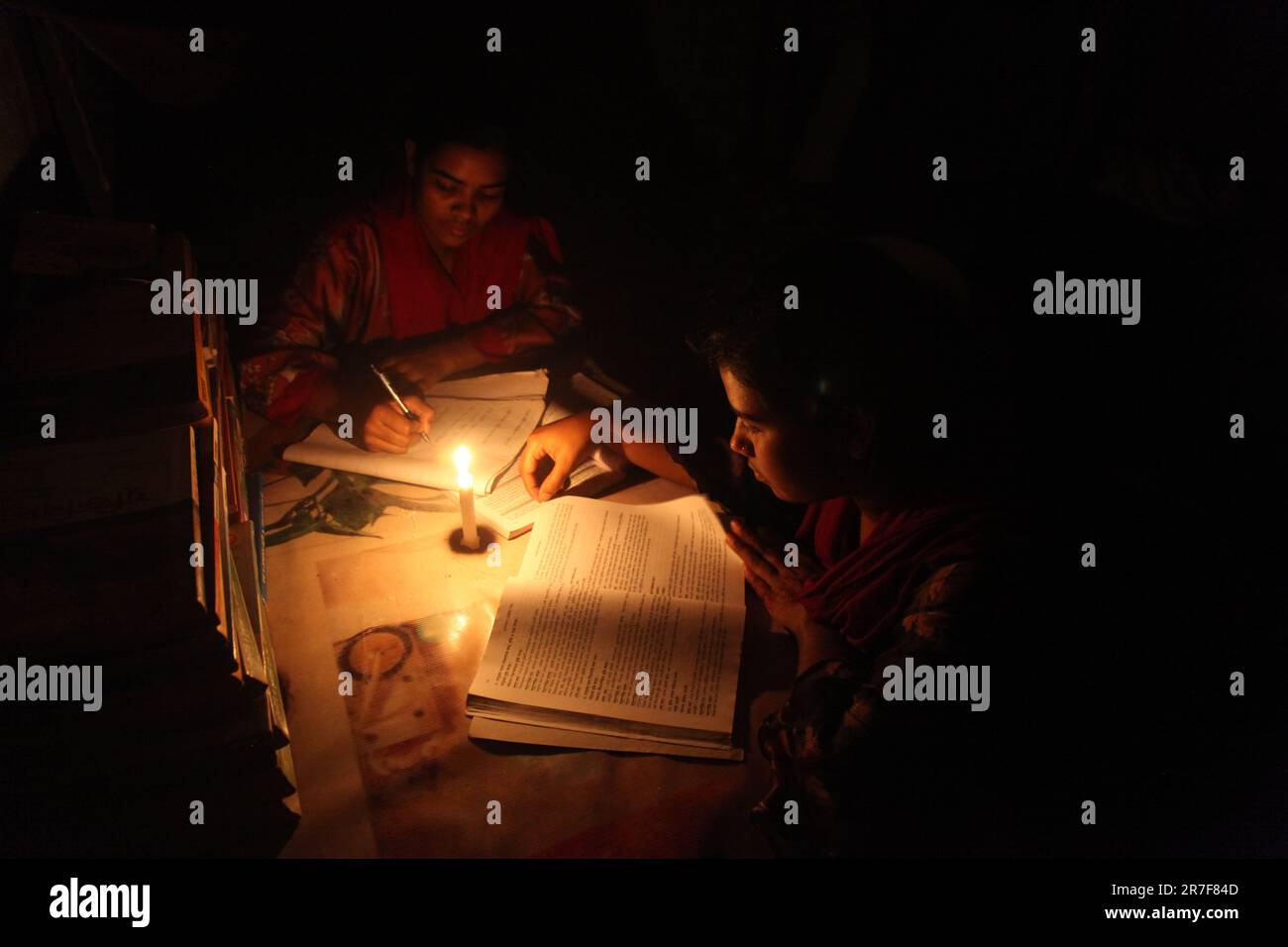 Juin 05,2023 Dhaka Bangladesh. Les gens deviennent agités en raison de la charge lourde. Deux étudiants de l'université éclairant des bougies pour étudier. Islam Nazmul/ Banque D'Images