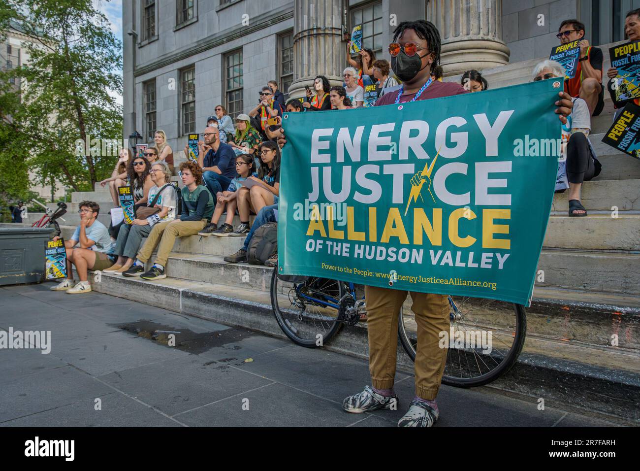 Les activistes du climat se sont réunis à 14 juin 2023 au Brooklyn Borough Hall pour un programme d'apprentissage et d'action artistique mettant en lumière les initiatives réussies mises en œuvre cette année pour lutter contre la crise climatique, réduire les dépenses énergétiques des consommateurs et exposer l'hypocrisie climatique obstructive de National Grid et ConEdison au niveau de la ville et de l'État. L'événement de Brooklyn a coïncidé avec plus de 50 actions à travers le pays, appelées par la coalition People vs. Fossil Fuels. (Photo par Erik McGregor/Sipa USA) Banque D'Images