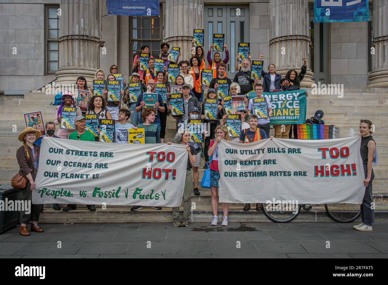 Les activistes du climat se sont réunis à 14 juin 2023 au Brooklyn Borough Hall pour un programme d'apprentissage et d'action artistique mettant en lumière les initiatives réussies mises en œuvre cette année pour lutter contre la crise climatique, réduire les dépenses énergétiques des consommateurs et exposer l'hypocrisie climatique obstructive de National Grid et ConEdison au niveau de la ville et de l'État. L'événement de Brooklyn a coïncidé avec plus de 50 actions à travers le pays, appelées par la coalition People vs. Fossil Fuels. (Photo par Erik McGregor/Sipa USA) Banque D'Images
