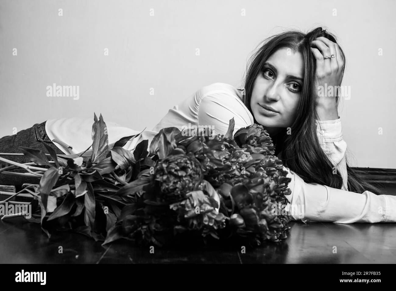 Enfant avec fleurs photo noir et blanc. Banque D'Images