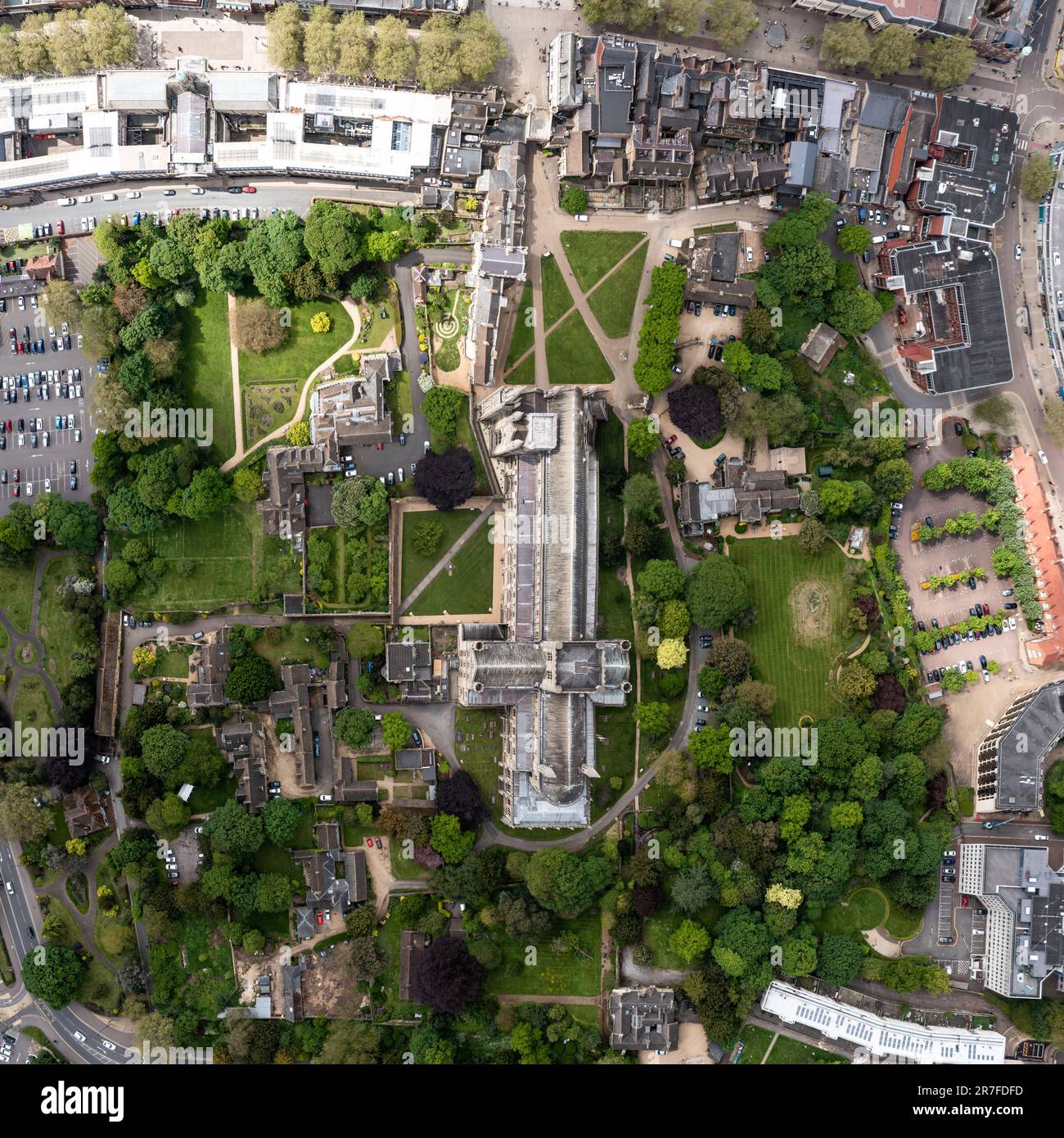 CATHÉDRALE DE PETERBOROUGH, ROYAUME-UNI - 17 MAI 2023. Vue aérienne sur le paysage directement au-dessus de l'architecture ancienne de la cathédrale de Peterborough et des environs Banque D'Images