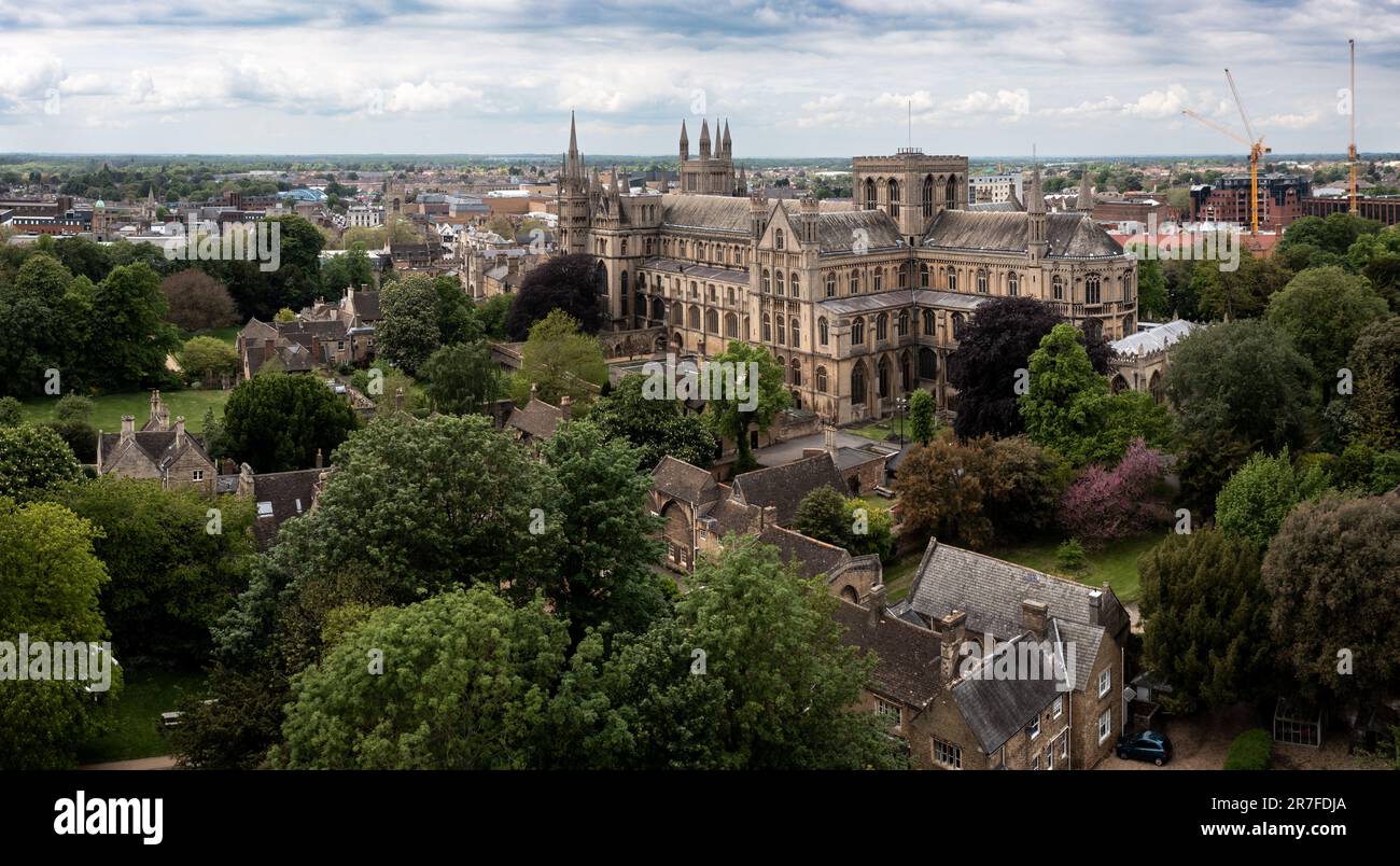 CATHÉDRALE DE PETERBOROUGH, ROYAUME-UNI - 17 MAI 2023. Une vue panoramique sur le paysage aérien de l'ancienne architecture de la cathédrale de Peterborough et des environs de gro Banque D'Images