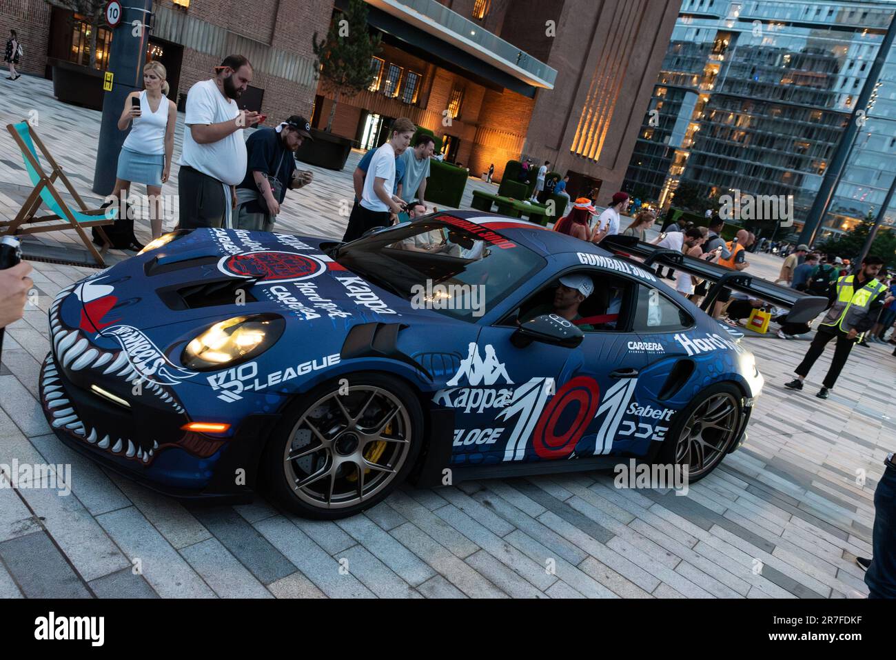 Rallye de voitures de grande puissance Gumball 3000 en visite à la station électrique de Battersea, Londres, Royaume-Uni. Une voiture chère est à l'affiche des passionnés de voitures. Porsche GT3 RS Banque D'Images