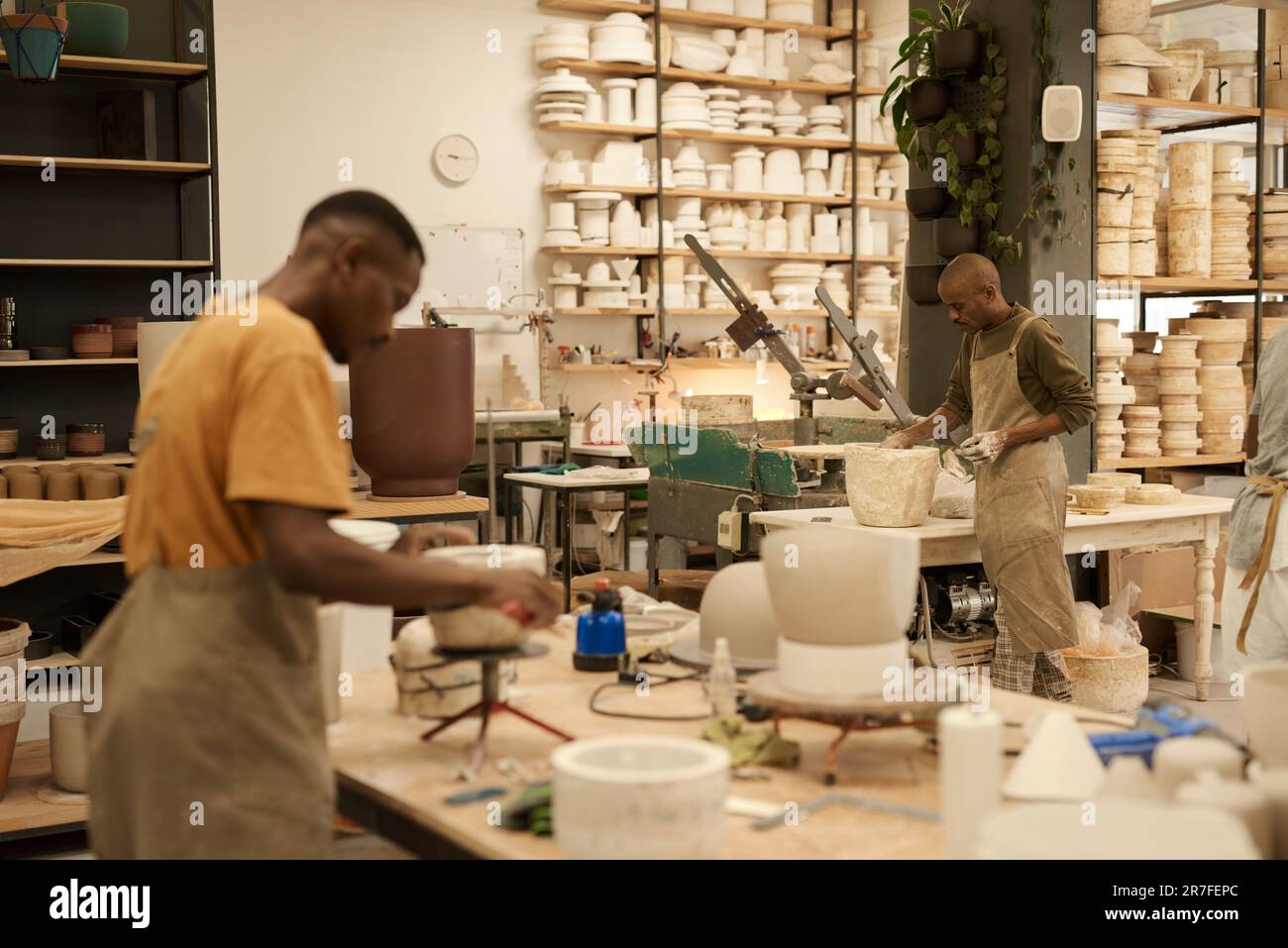 Céramistes africains travaillant avec des moules dans un atelier de poterie Banque D'Images
