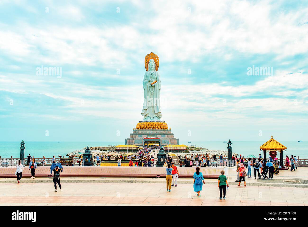 Sanya, île de Hainan, Chine- 26 novembre 2018 : statue de la déesse Guanyin sur le territoire du Parc de la culture bouddhiste de Nanshan Banque D'Images