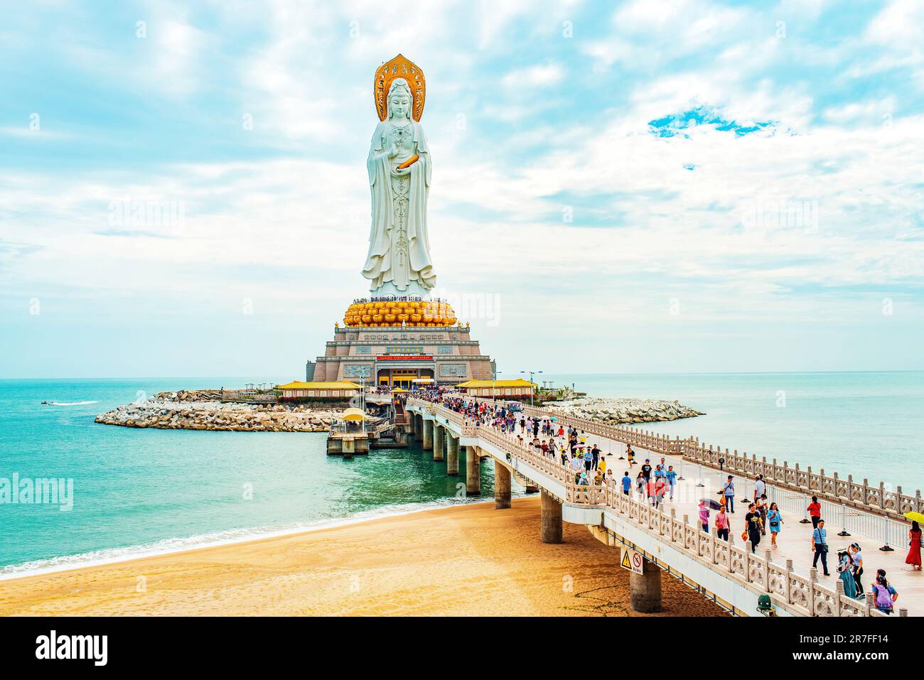 Sanya, île de Hainan, Chine- 26 novembre 2018 : statue de la déesse Guanyin sur le territoire du Parc de la culture bouddhiste de Nanshan Banque D'Images