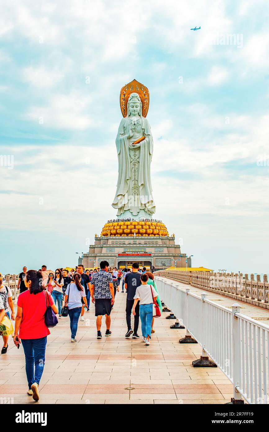 Sanya, île de Hainan, Chine- 26 novembre 2018 : statue de la déesse Guanyin sur le territoire du Parc de la culture bouddhiste de Nanshan Banque D'Images