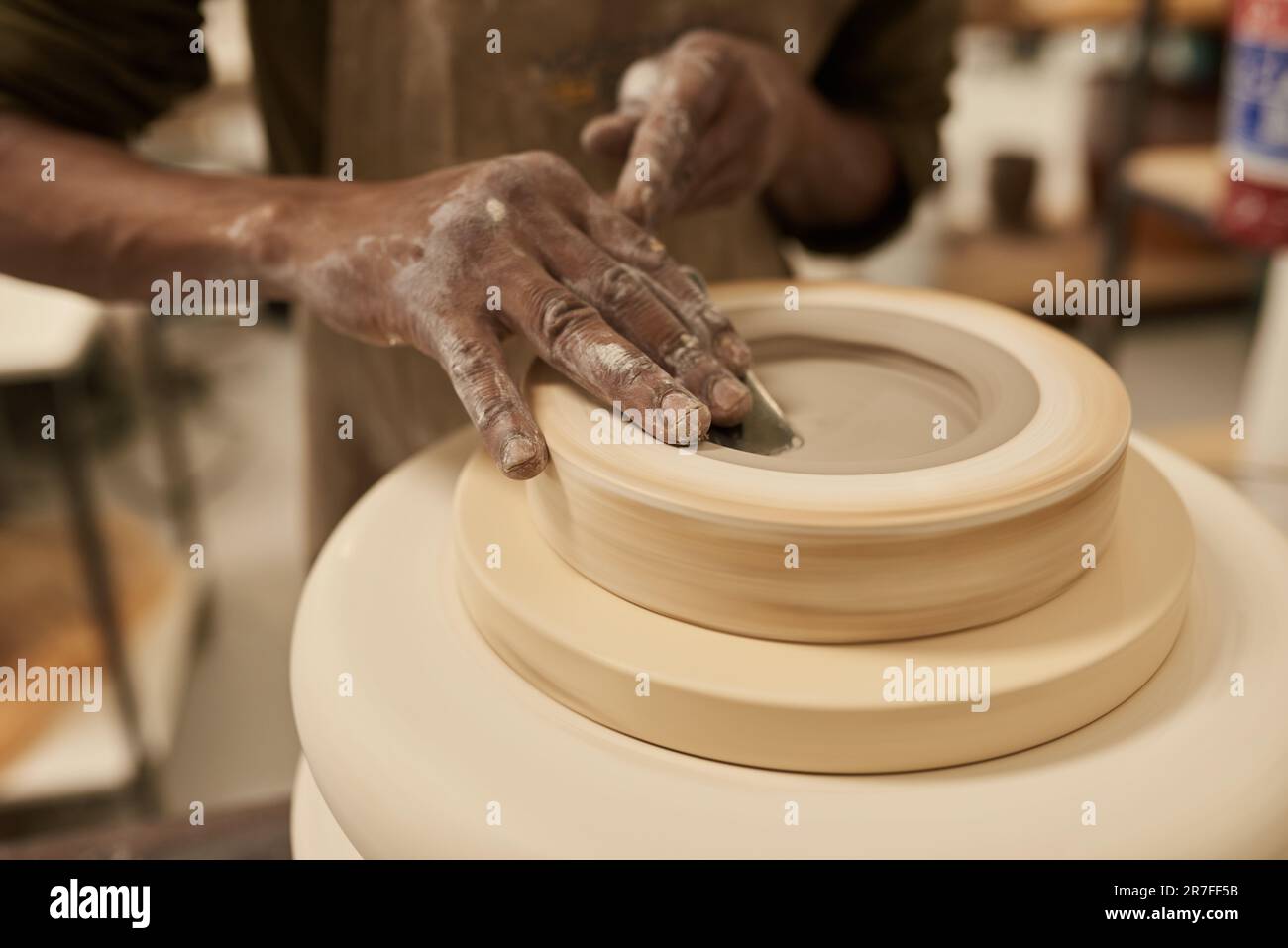 Céramiste africain travaillant sur le tournage de l'argile dans un moule sur une roue de poterie Banque D'Images