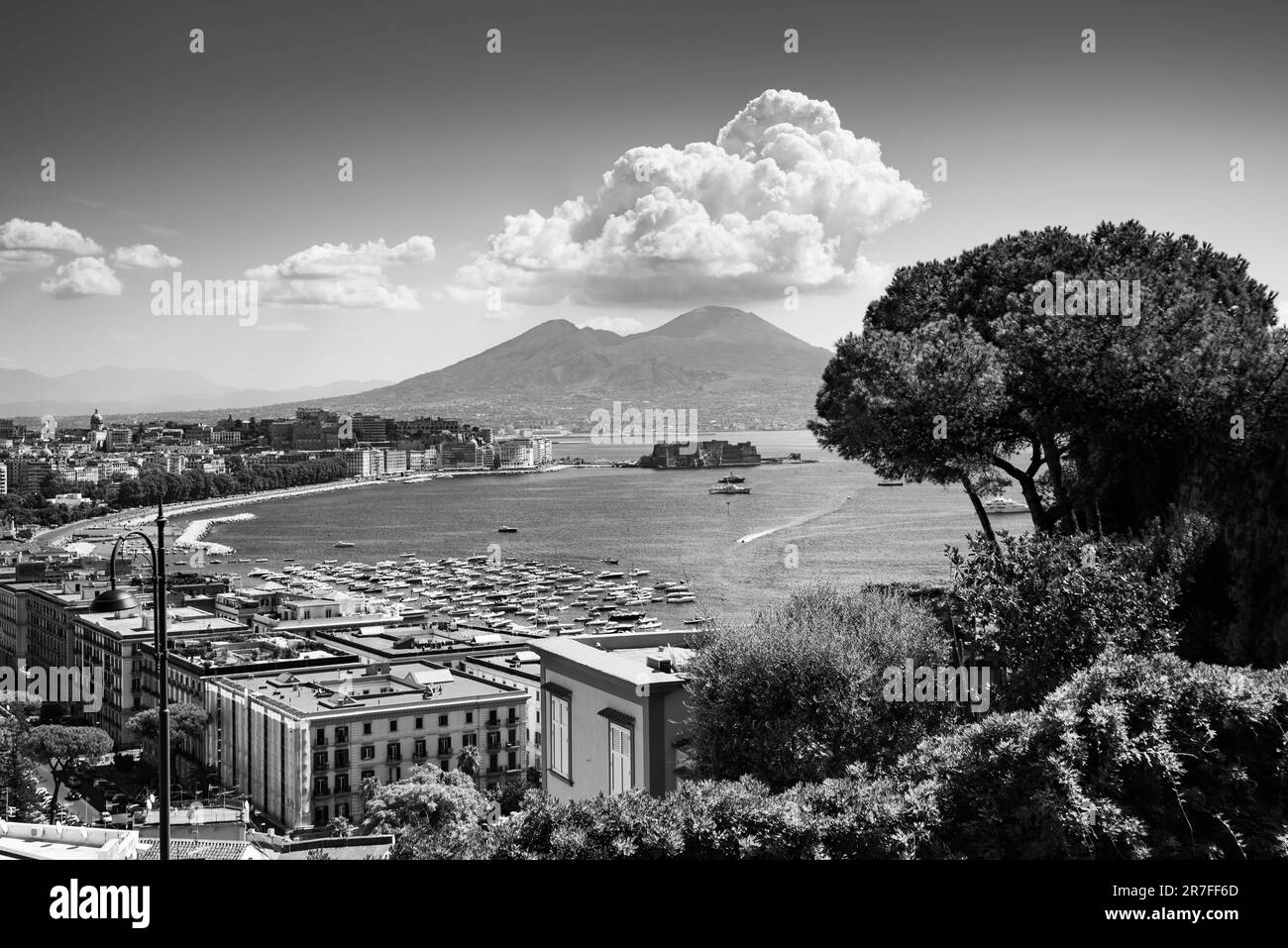 Naples, Italie. 31 août 2021. Vue sur le golfe de Naples depuis la colline Posillipo avec le Vésuve loin en arrière-plan. Banque D'Images