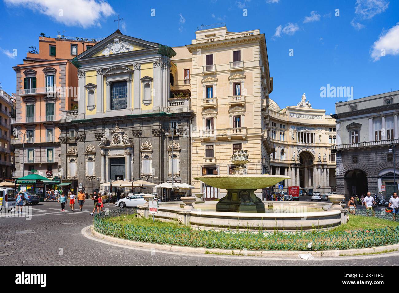 Naples, Italie. Vue sur la Piazza Trieste e Trento le jour ensoleillé d'août. Au premier plan, la fontaine Artichaut. En arrière-plan, le San F Banque D'Images