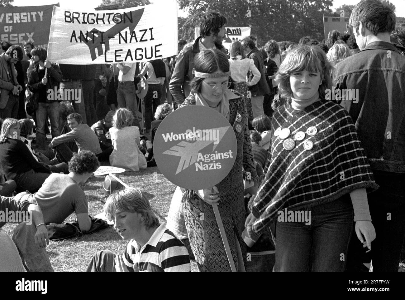 Rock Against Racism 1970s Londres, Angleterre vers 1978. Des adolescentes à un Rock Against Racism rassemblent Hyde Park avec une pancarte, Women Against the Nazi, Brighton anti Nazi League. ROYAUME-UNI ANNÉES 70 HOMER SYKES Banque D'Images