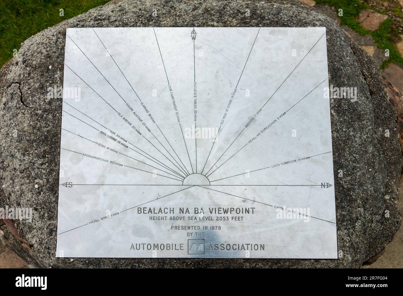 Bealach na Ba passe la table d'orientation du point de vue dans les Highlands du Nord-Ouest, en Écosse, au Royaume-Uni Banque D'Images