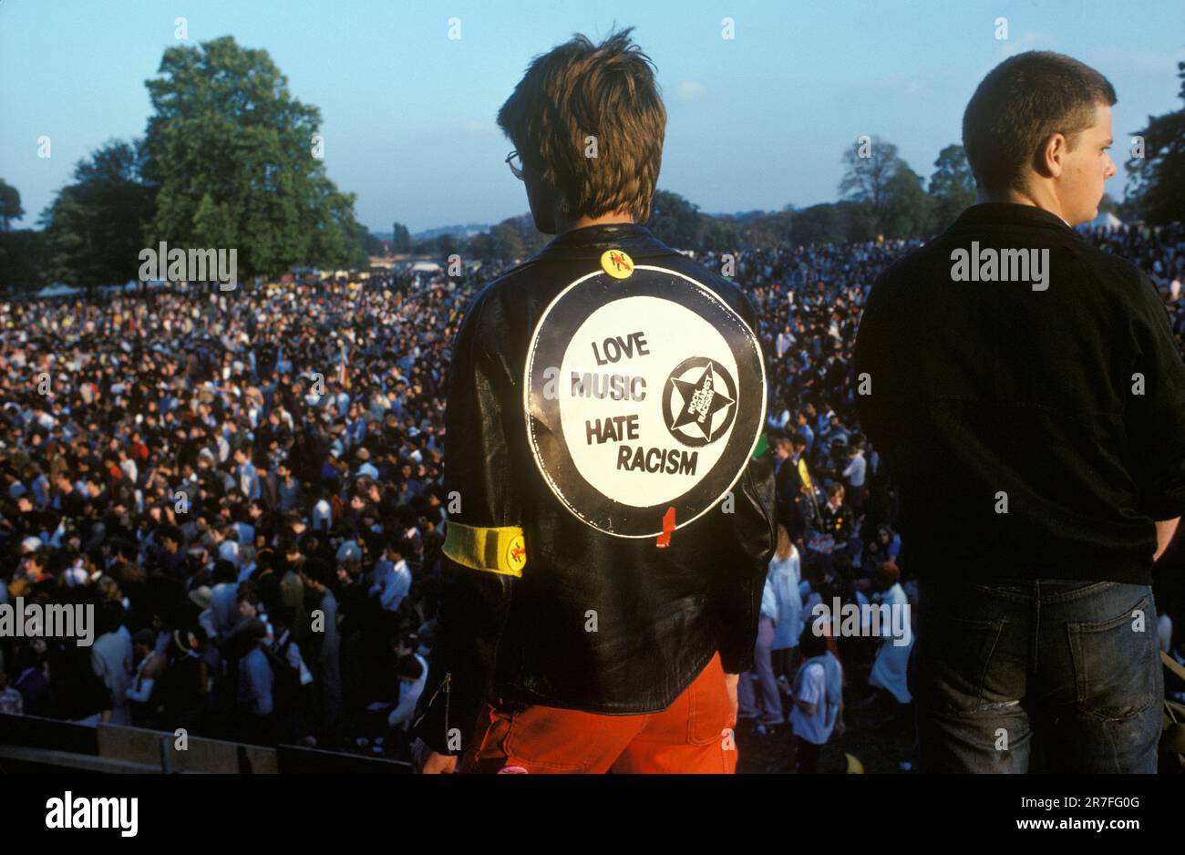Rock Against Racism 1970s Brockwell, South London, Angleterre 1978. Deux jeunes hommes sur scène, au concert Rock Against Racism, l'un porte un slogan scotché sur sa veste, 'Love Music Hate Racism. Le concert Rock Against Racism suit une marche de Hyde Park à Brockwell Park près de Brixton. ROYAUME-UNI DES ANNÉES 70 HOMER SYKES Banque D'Images Rock Against Racism 1970s Brockwell, South London, Angleterre 1978. Deux jeunes hommes sur scène, au concert Rock Against Racism, l'un porte un slogan scotché sur sa veste, 'Love Music Hate Racism. Le concert Rock Against Racism suit une marche de Hyde Park à Brockwell Park près de Brixton. ROYAUME-UNI DES ANNÉES 70 HOMER SYKES Banque D'Images
