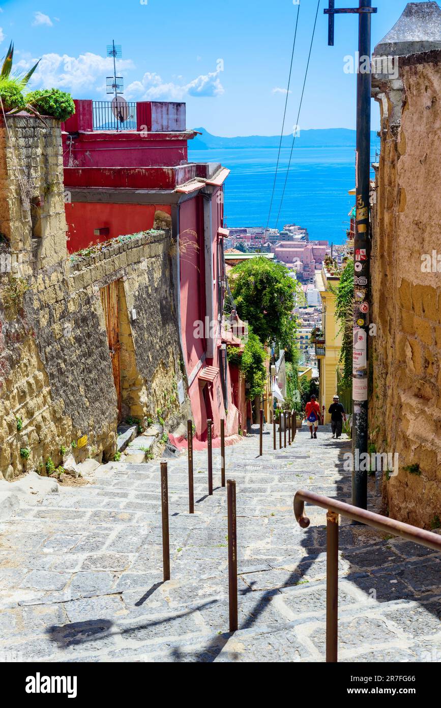 Naples, Italie. Vue d'un aperçu du golfe de Naples à travers les maisons caractéristiques des marches de Petroio. Image verticale. 24 août 2022. Banque D'Images