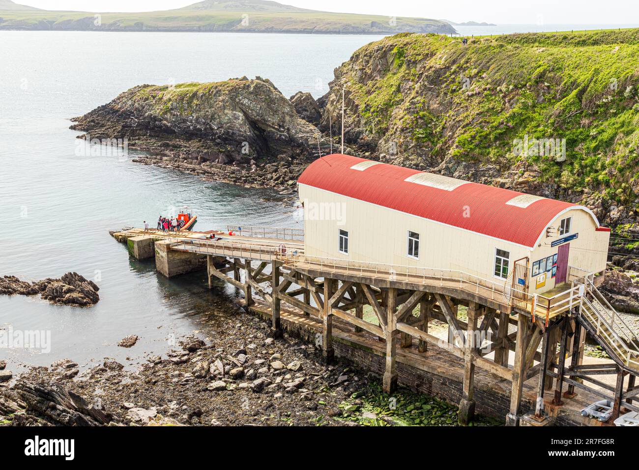 Les touristes se sont mis en bateau à partir de l'ancienne station de sauvetage de St Justins, dans le parc national de la côte de Pembrokeshire, au pays de Galles, au Royaume-Uni Banque D'Images
