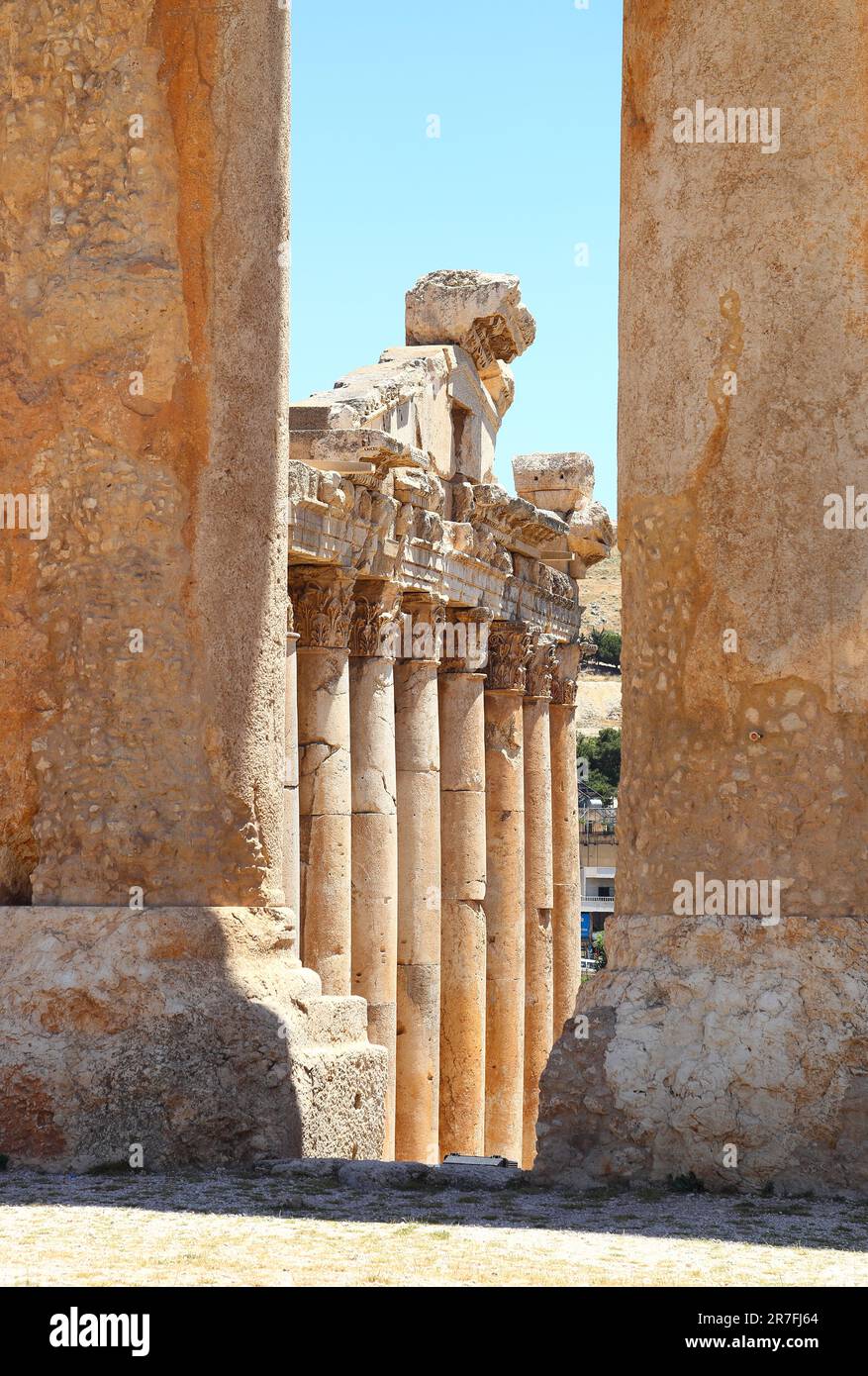 Baalbek, Liban - vue des vestiges d'un temple romain à travers les colonnes de l'autre. Banque D'Images