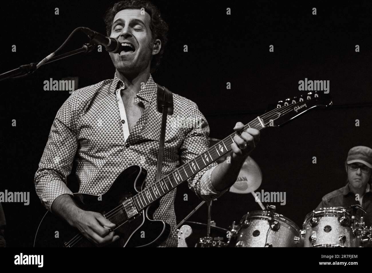 Dweezil Zappa se produit avec son groupe au Regent Theatre de Los Angeles, en Californie, sur 13 février 2016 lors de sa visite via Zammata. En arrière-plan est le batteur Ryan Brown. Banque D'Images