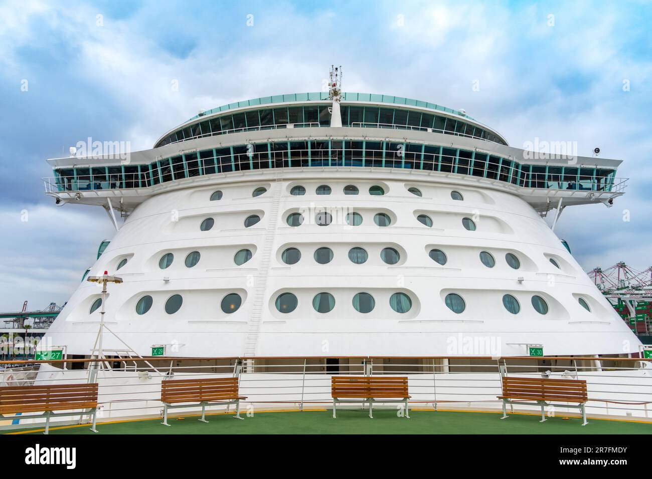 San Pedro, CA, Etats-Unis – 2 juin 2023 : vue sur les fenêtres de hublot et le navire de croisière navigateur des mers du pont du capitaine des Caraïbes royales dans le port de Los Banque D'Images