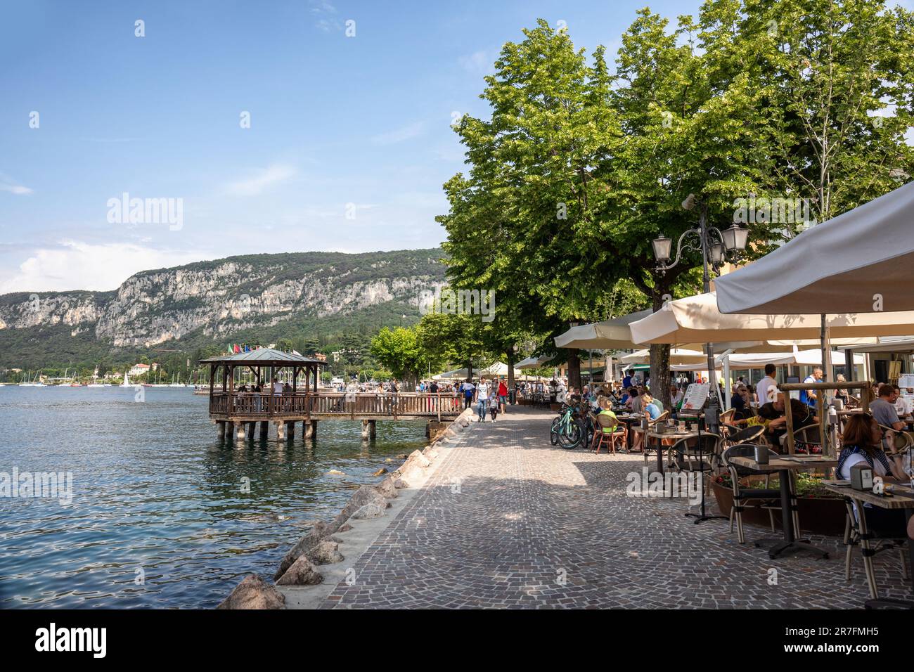 Promenade pittoresque et pergola en bois avec des restaurants au bord du lac de Garde, ville de Garda, en Italie Banque D'Images