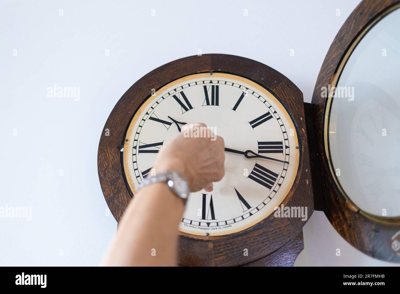 Andre Viger termine le mécanisme d'une horloge modèle du roi Édouard construite vers 1910 par Arthur Pequegnat sur 11 octobre 2022 à l'Assemblée nationale de Québec. Banque D'Images