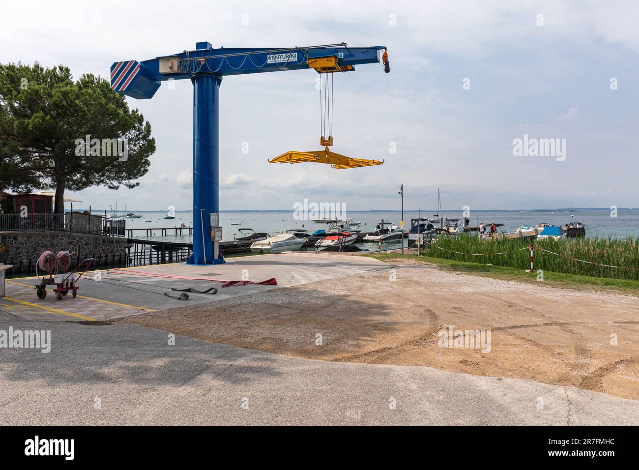 Une grue pour lever des bateaux dans et hors de l'eau à Bardolino, Lac de Garde, Italie. Banque D'Images