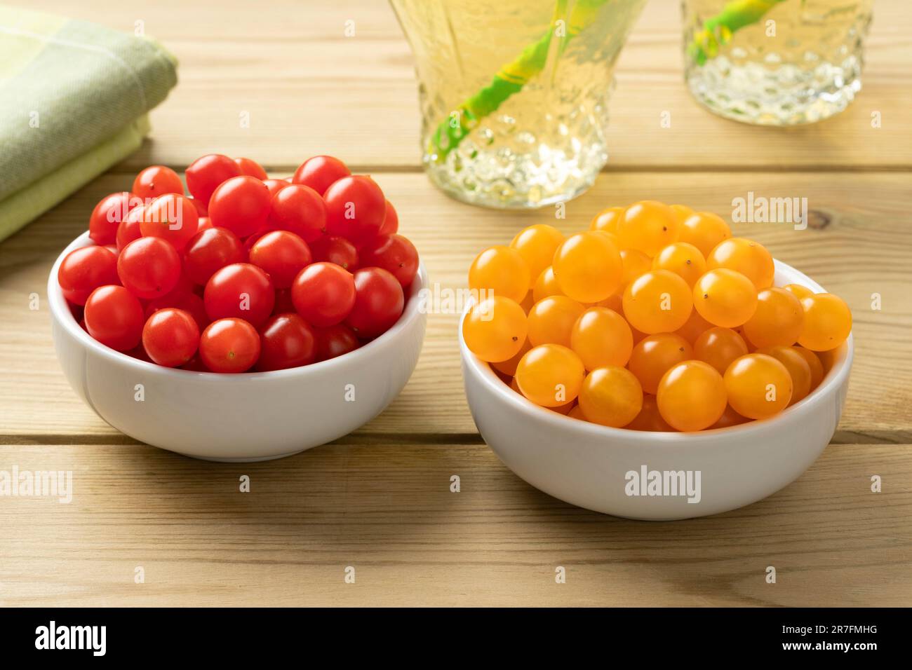 Gros plan sur des bols blancs avec des tomates Tombereau rouges et jaunes fraîches Banque D'Images