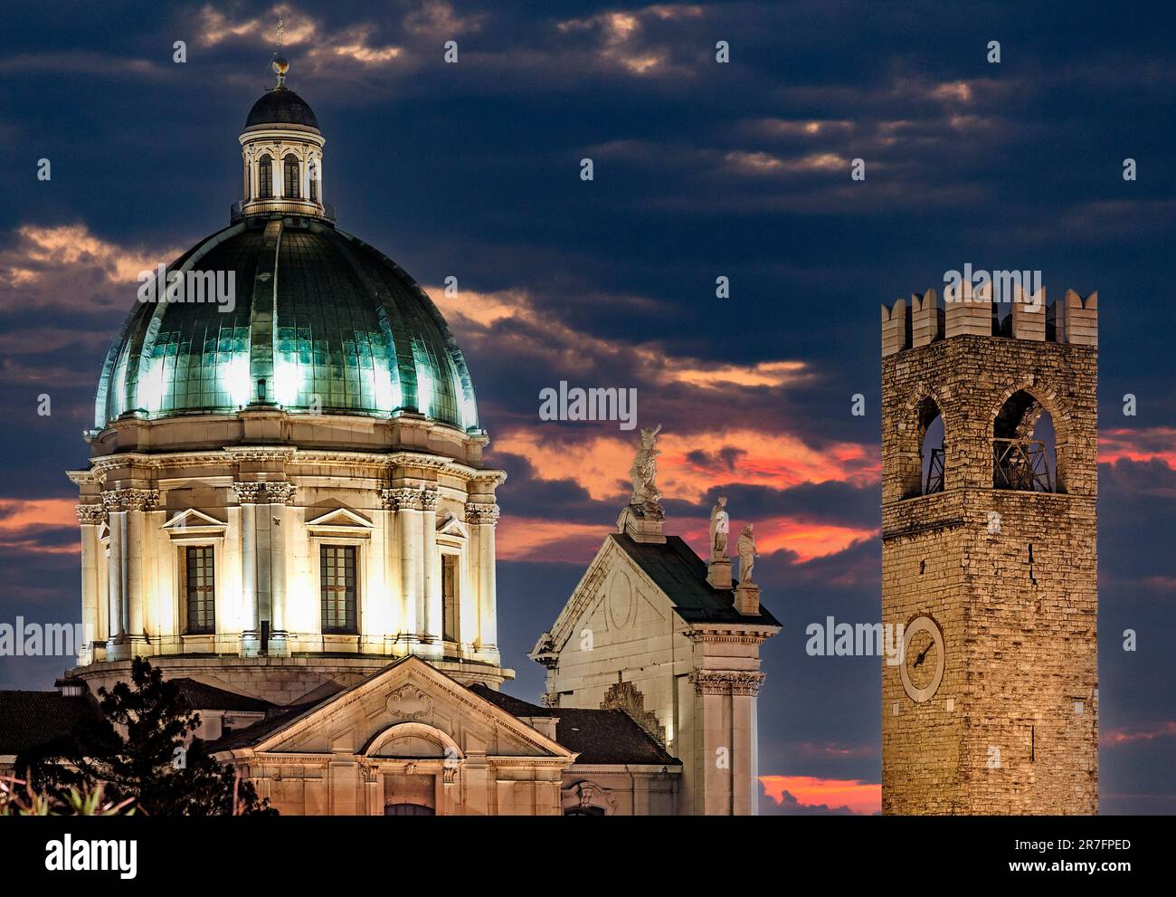 Italie Cathédrale de Brescia Lombardia et tour de Broletto Banque D'Images