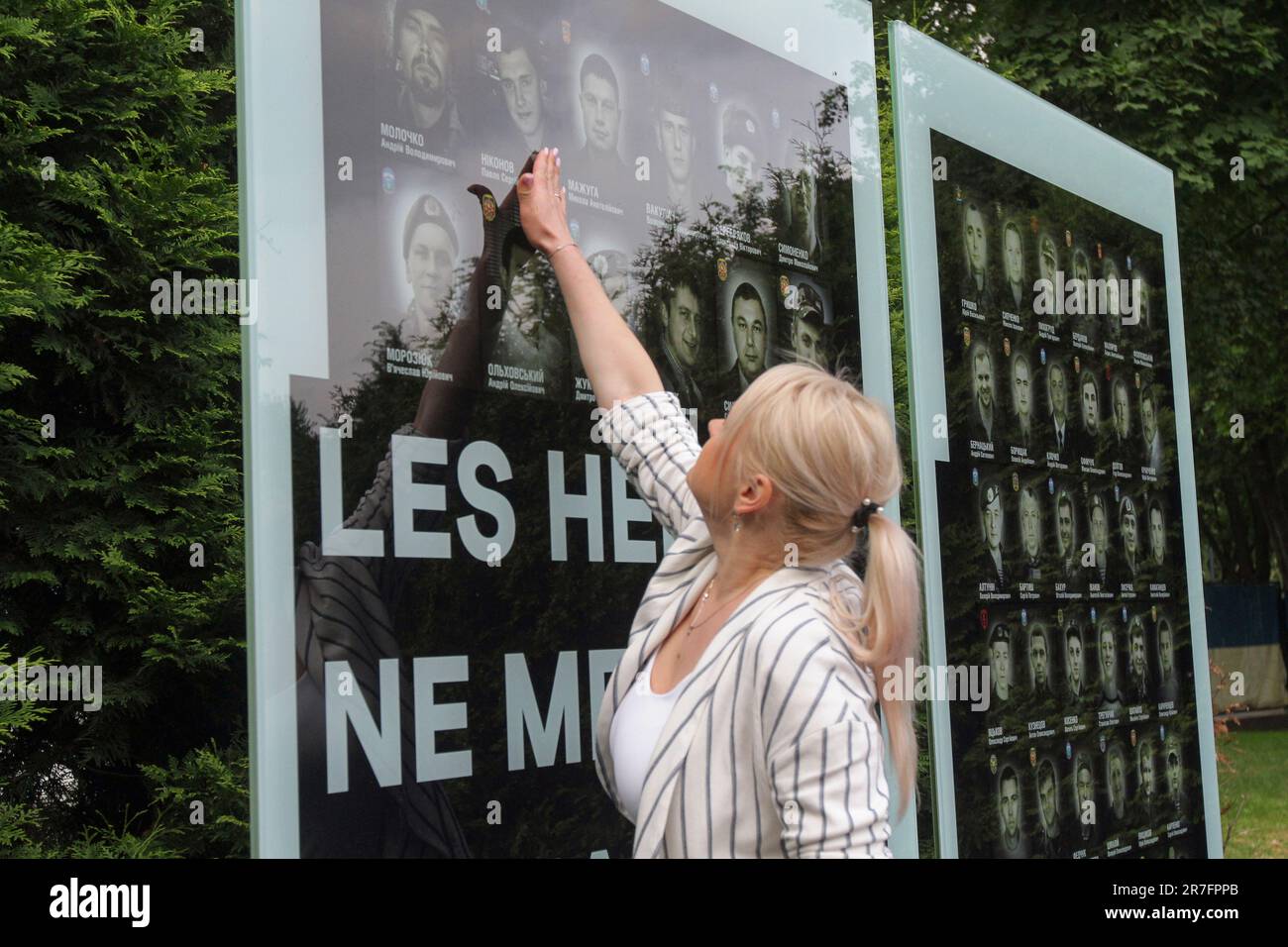 Non exclusif: DNIPRO, UKRAINE - 14 JUIN 2023 - Un participant du service de prière dans le cadre de la commémoration des parachutistes et de l'équipage déchus Banque D'Images