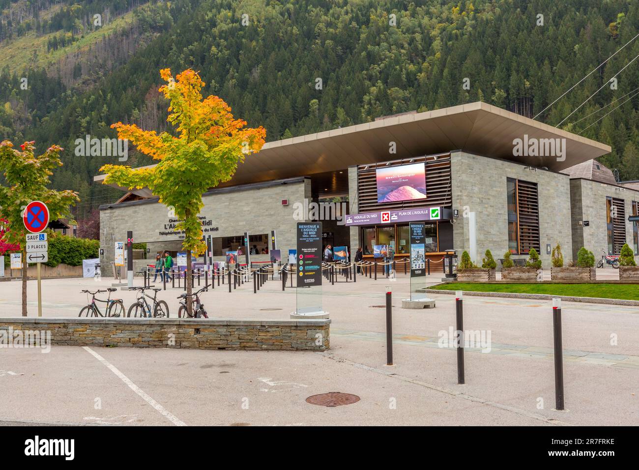 Chamonix Mont-blanc, France - 4 octobre 2019 : station de téléphérique pour l'aiguille du midi et vue sur la rue en automne Banque D'Images