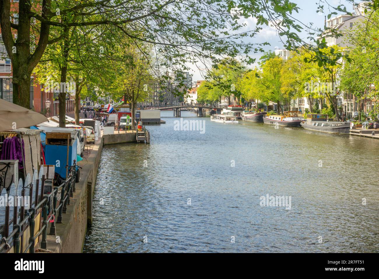 Pays-Bas. Journée d'été ensoleillée sur un canal dans le centre d'Amsterdam. De grandes barges résidentielles sont amarrées Banque D'Images