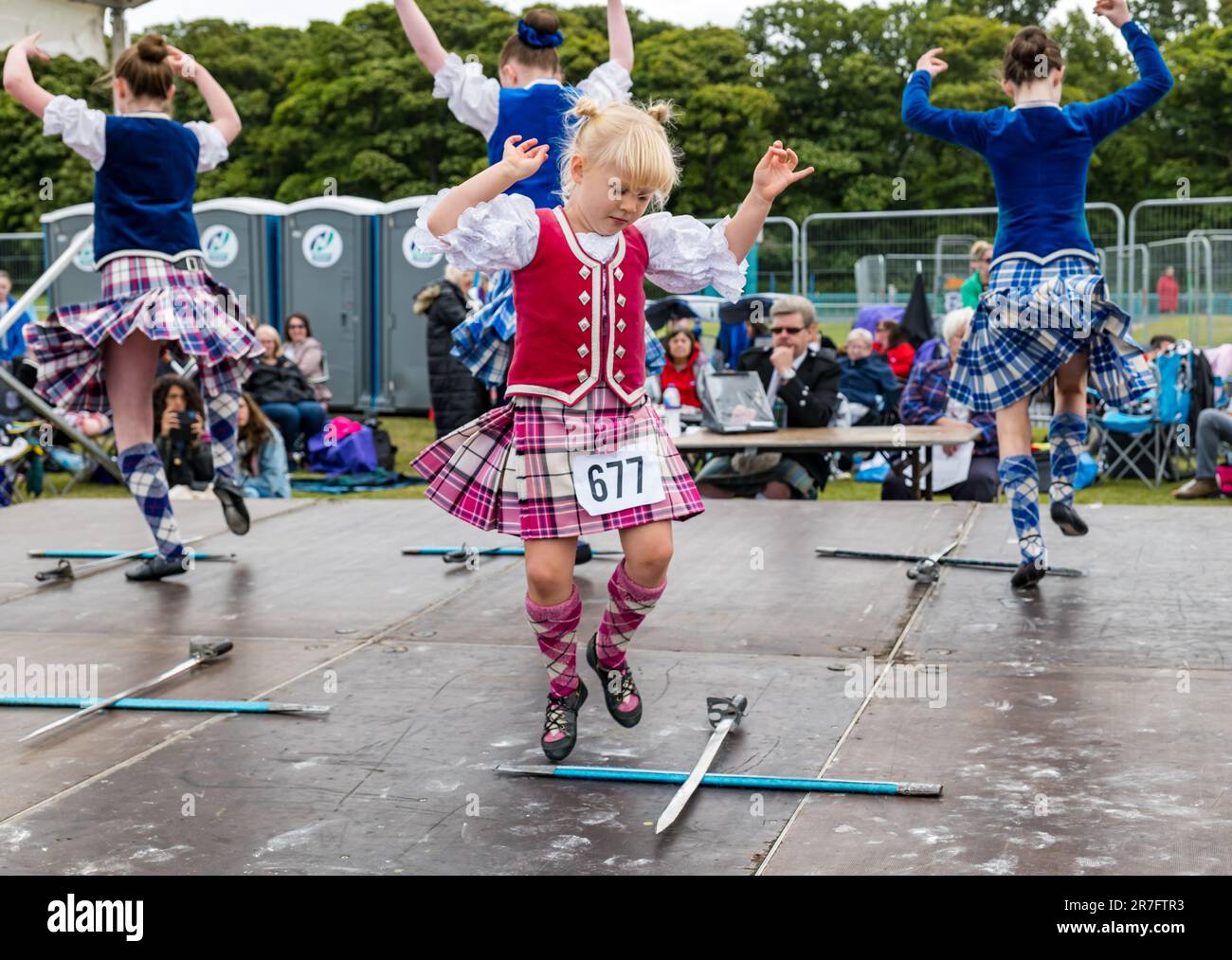 Jeunes filles participant à un événement de danse d'épée dans les hautes terres portant des kilts traditionnels écossais, Highland Games, North Berwick, Écosse, Royaume-Uni Banque D'Images