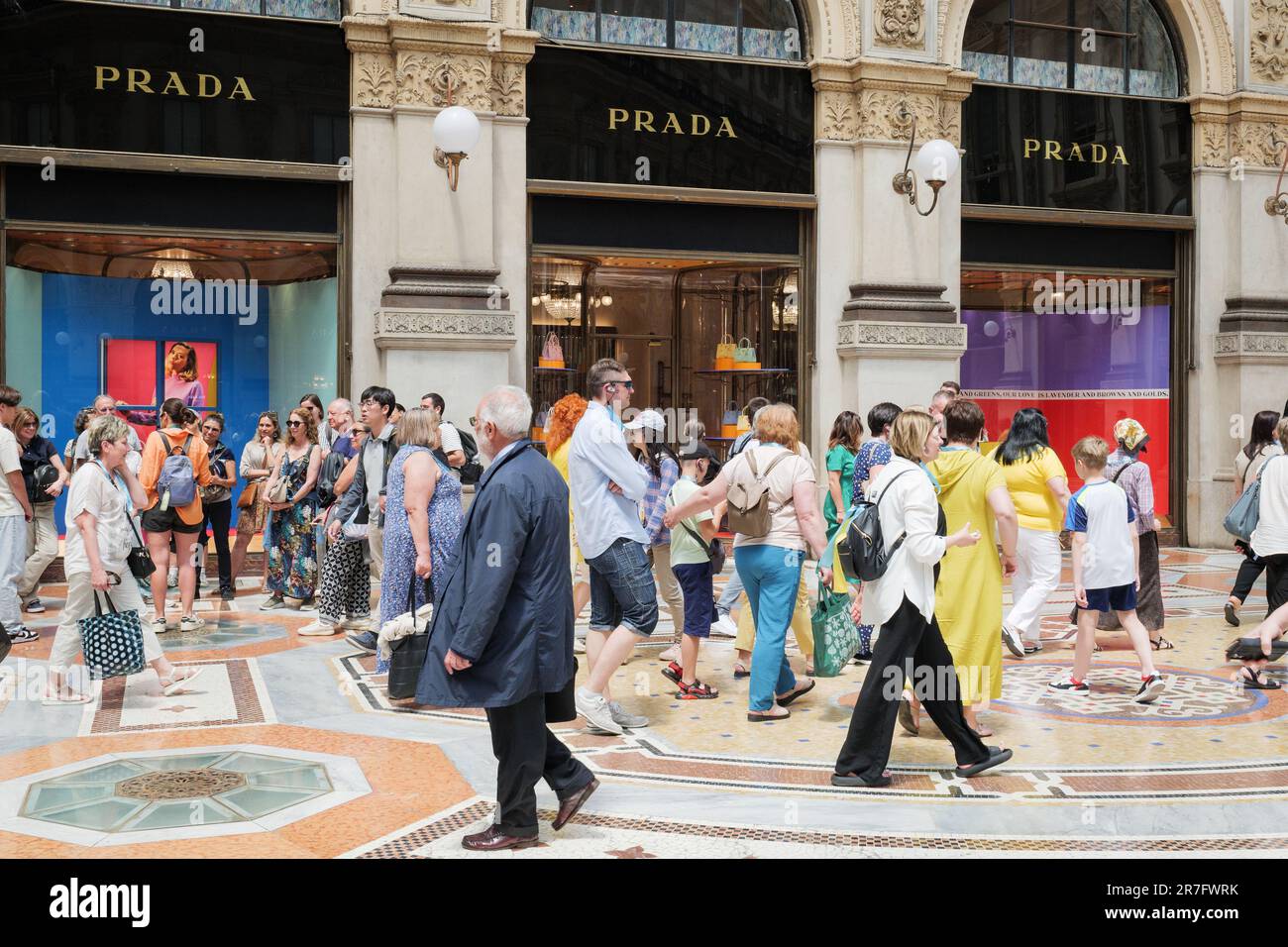 Boutique phare de Prada à la galerie Vittorio Emanuele Milano, Italie. Les gens se divertissent à proximité de marques emblématiques. Banque D'Images