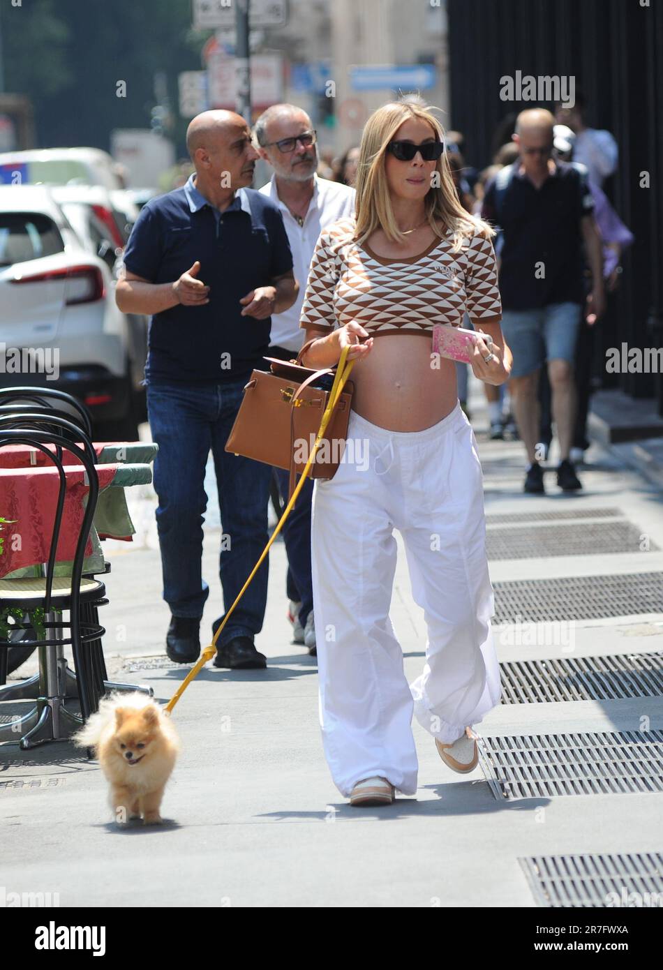 Milan, . 15th juin 2023. Milan, 15-06-2023 Diletta Leotta, enceinte de 8 mois et petite amie de LORIS KARIUS, gardien de but allemand de NEWCASTLE, championnat anglais, après avoir déjeuné avec Daniele Battaglia, elle se permet une longue marche jusqu'à ce qu'elle décide de prendre un taxi pour rentrer avec son petit chien inséparable Lillo. Crédit : Agence photo indépendante/Alamy Live News Banque D'Images