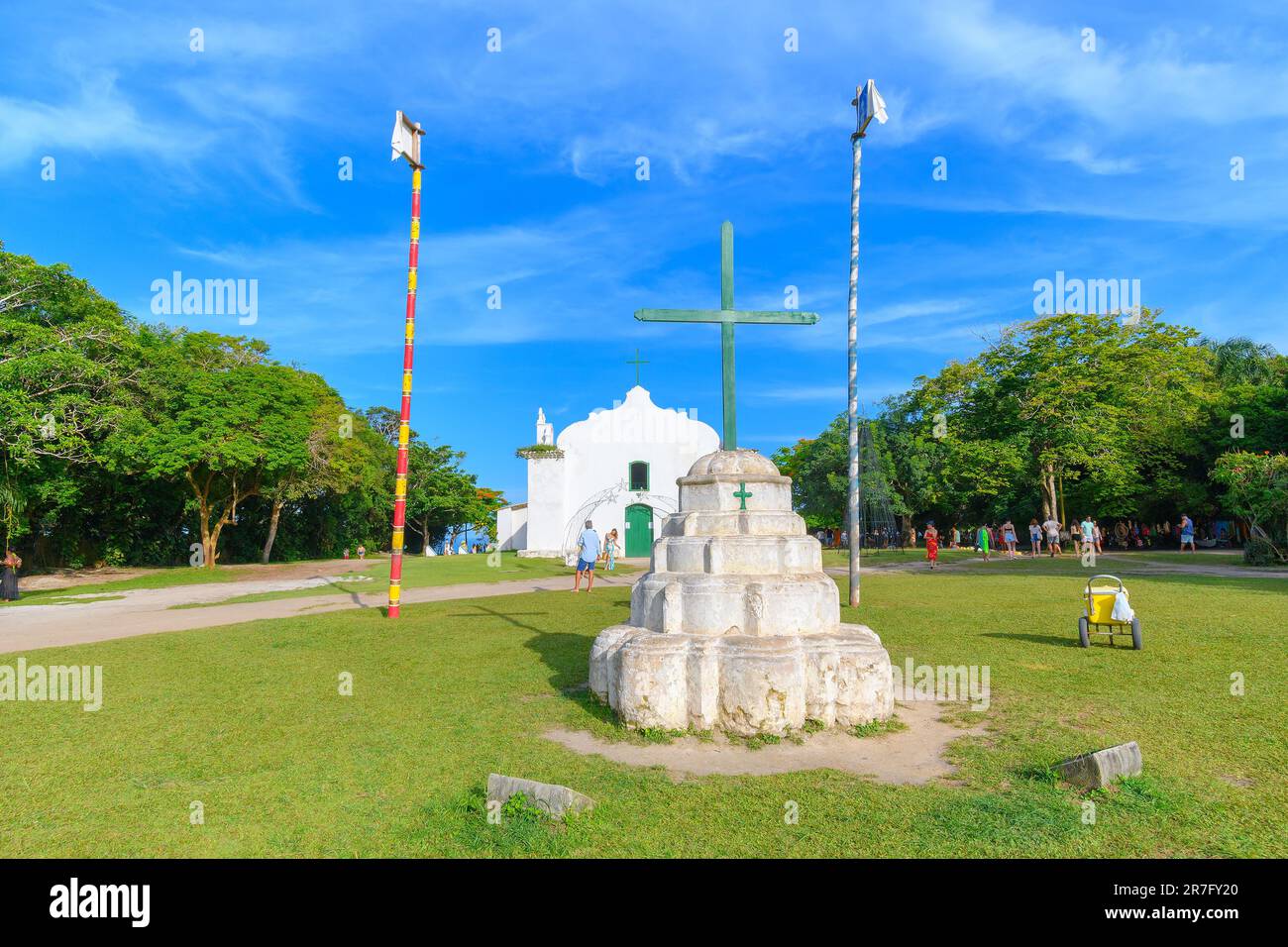 Trancoso, quartier de Porto Seguro, BA, Brésil - 06 janvier 2023: Vue de l'église de Sao Joao Batista au Quadrado de Trancoso, célèbre destination touristique Banque D'Images
