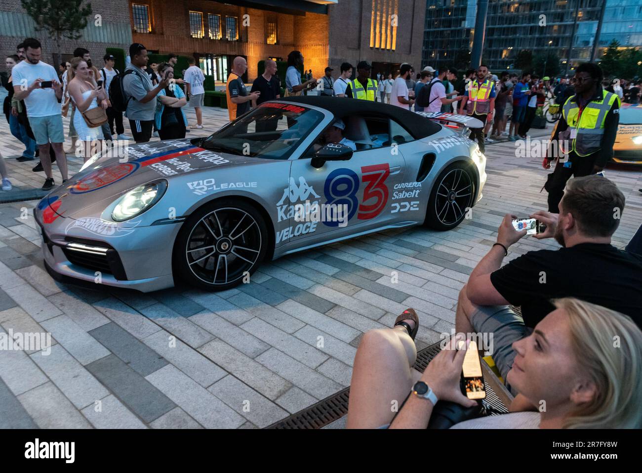 Rallye de voitures de grande puissance Gumball 3000 en visite à la station électrique de Battersea, Londres, Royaume-Uni. Une voiture chère est à l'affiche des passionnés de voitures. Porsche 911 Turbo Banque D'Images