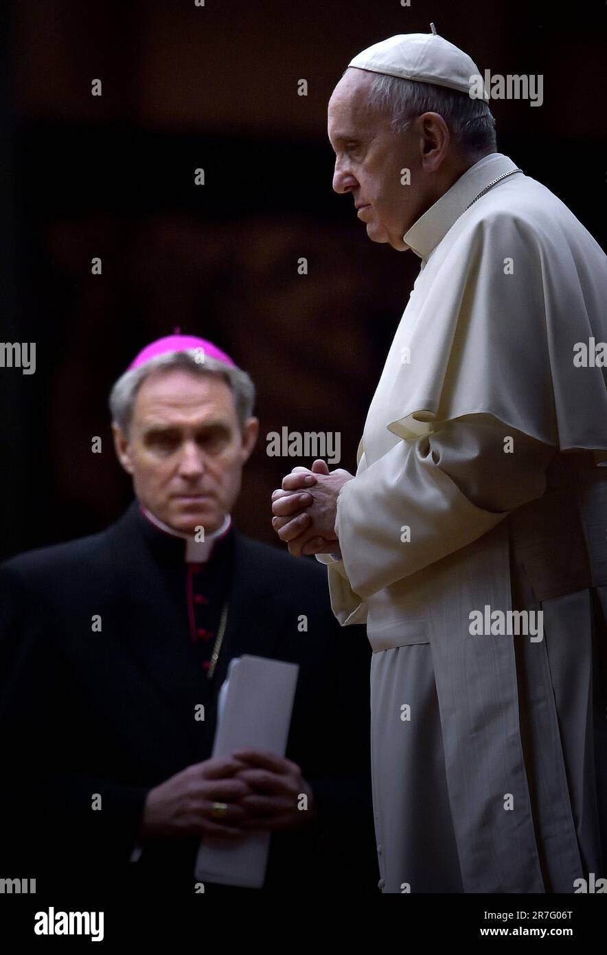 Le Saint-Père a ordonné que l'archevêque Gänswein revienne, pour l'instant, à son diocèse d'origine. Le Saint-Siège le communique.15, juin 2023 photo: Le Pape François Monseigneur Georg Gänswein assiste à une prière de veillée à la veille de la XIV ème Assemblée générale du Synode des évêques à la basilique Saint-Pierre sur 3 octobre 2015 au Vatican. Banque D'Images