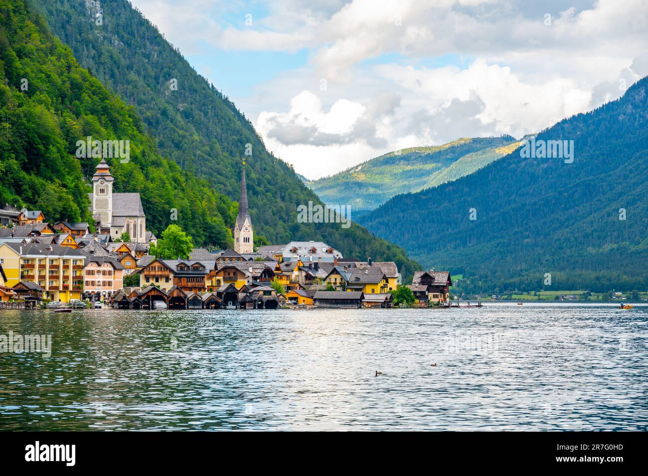 Célèbre panorama de la ville de Hallstatt avec église typique près de la Hallstatter See. Des nuages spectaculaires dans le ciel. Célèbre destination touristique en Autriche. Banque D'Images